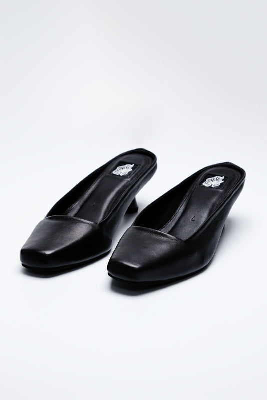 GLORIA in Black